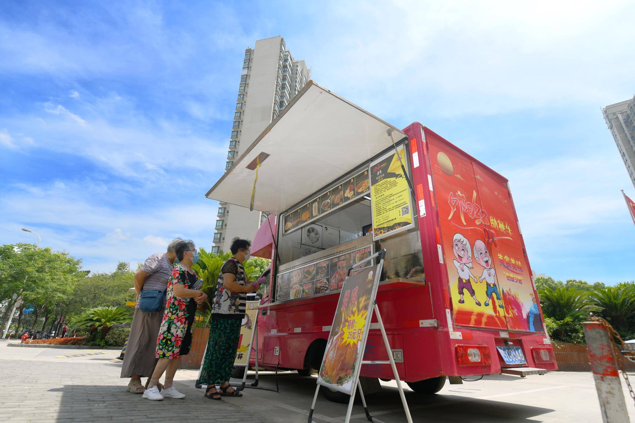 现磨豆浆+煎饼，家门口“移动餐桌”满足居民们对一餐早饭的精致追求